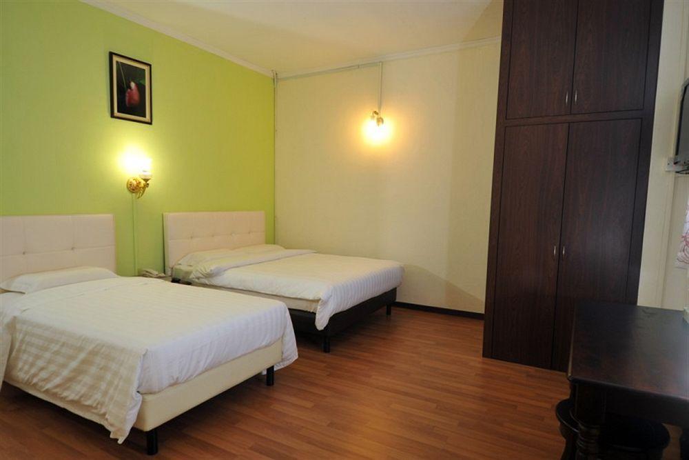 Grand Supreme Hotel Kuching Exterior photo