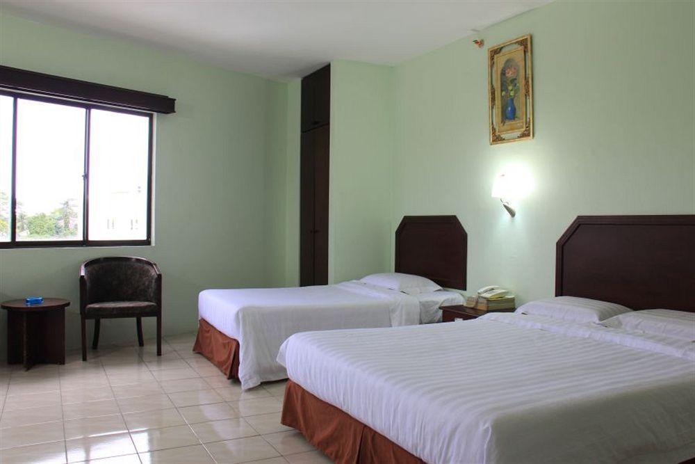 Grand Supreme Hotel Kuching Exterior photo