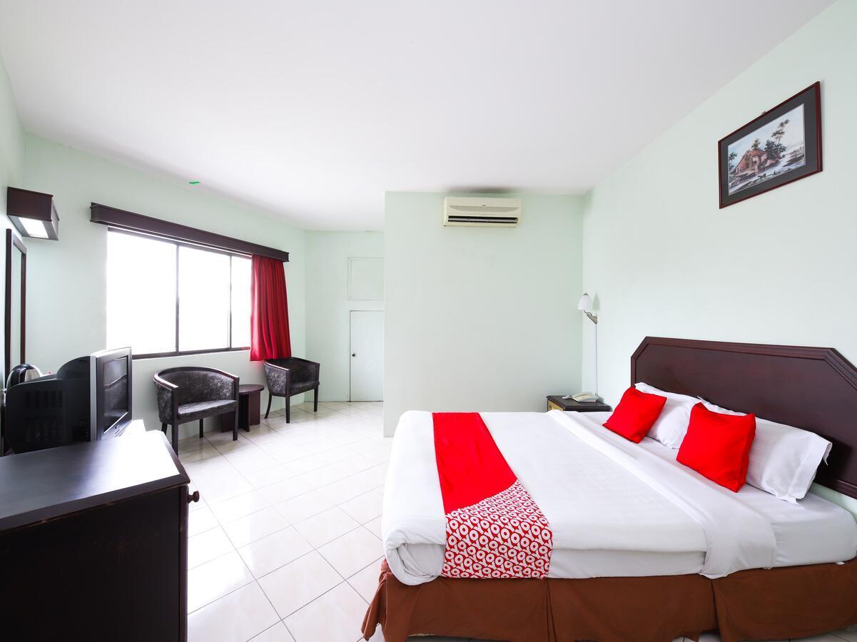 Grand Supreme Hotel Kuching Exterior photo